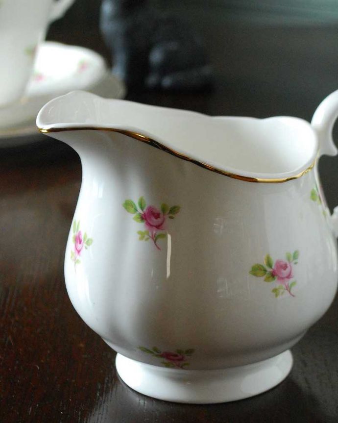 アンティーク 陶磁器の雑貨　アンティーク雑貨　ミニ薔薇が可愛い英国アンティークのアンティークミルクジャグ。お茶の時間に欠かせないミルクピッチャー紅茶を愛する英国のお茶の時間に欠かせないミルクティーのために作られた陶磁器のミルクピッチャー。(k-2953-z)