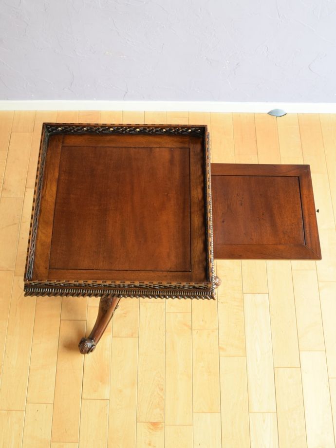 英国のアンティークテーブル、装飾が特別美しい作業台付きのオケージョナルテーブル