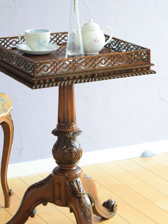 英国のアンティークテーブル、装飾が特別美しい作業台付きのオケージョナルテーブル