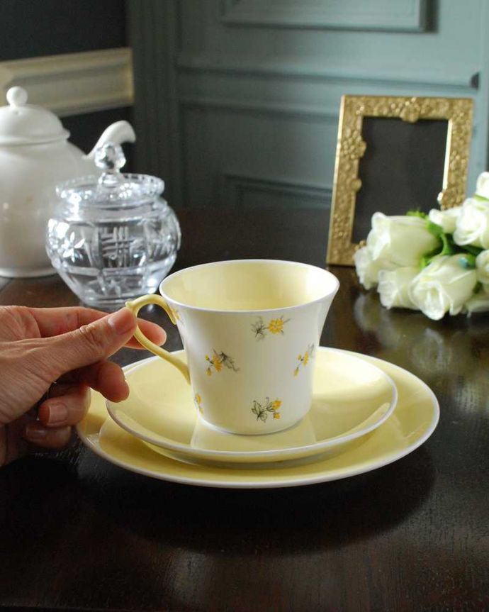 シェ―リー窯　アンティーク雑貨　シェリーのチャームシリーズ、黄色のお花が可愛いアンティークカップ＆ソーサートリオ（Shelley）。お茶の時間をもっと優雅に･･･眺めているだけじゃもったいないので、実用的に使って下さい。(k-2967-z)