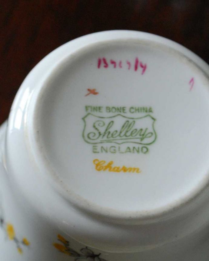 シェ―リー窯　アンティーク雑貨　シェリーのチャームシリーズ、黄色のお花が可愛いアンティークカップ＆ソーサートリオ（Shelley）。裏側には品質の証製造メーカー保証の意味がこもった窯印、ポーセリンマークがあります。(k-2967-z)