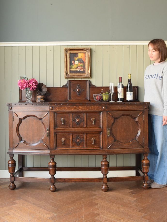 英国アンティークのおしゃれな家具、浮彫が美しいオーク材のサイド 