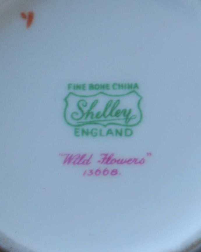 シェ―リー窯　アンティーク雑貨　色鮮やかな草花が描かれたシェリーのワイルドフラワー、アンティークカップ＆ソーサー（デミタスセット）。裏側には品質の証1945～1966年製造のシェリーのバックスタンプがあります。(k-2968-z)
