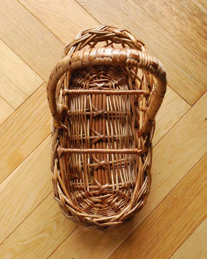 アンティーク その他の雑貨　アンティーク雑貨　イギリスで見つけたアンティークバスケット、編み目が可愛いボトルバスケット。中を見てみると･･･アンティークなので多少のキズ・汚れがある場合があります。(k-2975-z)