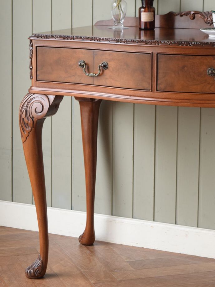 イギリスのアンティーク家具、猫脚が美しいウォールナット材の
