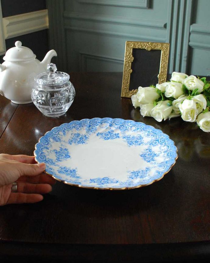 アンティーク 陶磁器の雑貨　アンティーク雑貨　爽やかなブルーがキレイなお花がたっぷりのアンティークプレート（23cm）。飾って使って楽しむアンティーク食卓で使うのはもちろん、作品として飾っておくコレクターも多いアンティークのディナープレートです。(k-2994-z)