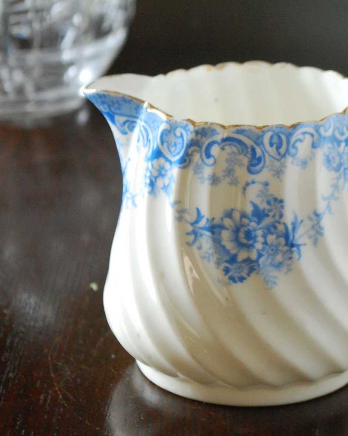 アンティーク 陶磁器の雑貨　アンティーク雑貨　上品な英国アンティーク、ブルーで描かれた可愛いお花の咲いたミルクポット（ピッチャー）。お茶の時間に欠かせないミルクピッチャー紅茶を愛する英国のお茶の時間に欠かせないミルクティーのために作られた陶磁器のミルクピッチャー。(k-2995-z)