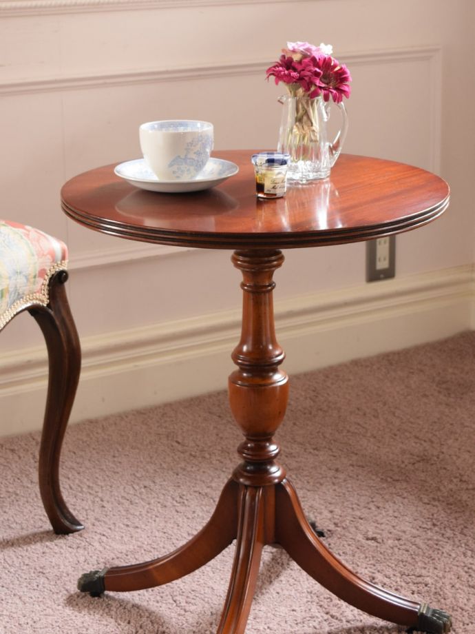イギリスのアンティークテーブル、杢目の美しいアンティークのサイド