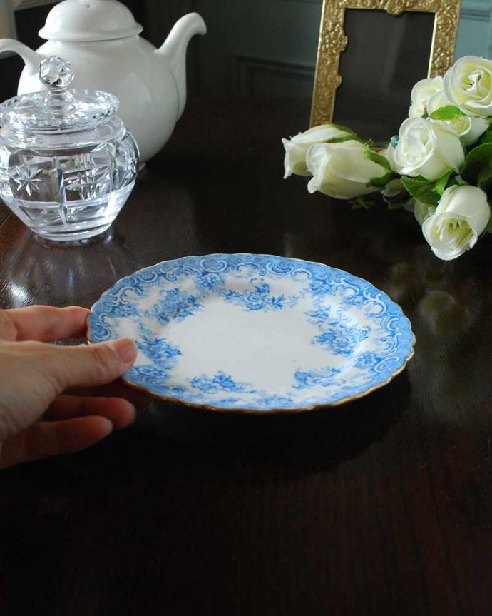 アンティーク 陶磁器の雑貨　アンティーク雑貨　爽やかなブルーがキレイなお花がたっぷりのアンティークパンプレート（15cm）。飾って使って楽しむアンティーク美しい柄のプレートは、飾っても使っても楽しめます。(k-2998-z)
