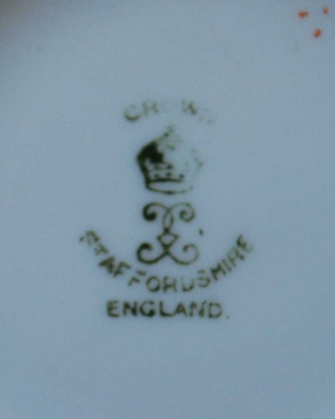 アンティーク 陶磁器の雑貨　アンティーク雑貨　英国で見つけた陶磁器、クラウンスタッフォードシャーのアンティークミルクポット。裏側には品質の証製造メーカー保証の意味がこもった窯印、ポーセリンマークがあります。(k-2999-z)
