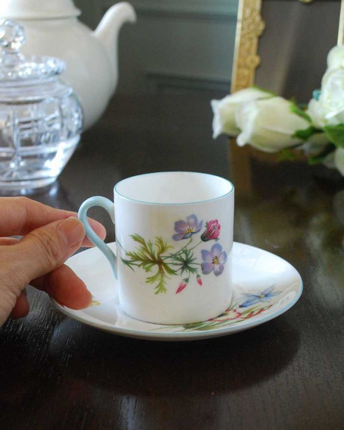シェ―リー窯　アンティーク雑貨　爽やかなお茶の時間を楽しむアンティーク食器、シェリー窯のカップ＆ソーサー（Wild Flowerデミタスセット）。お茶の時間をもっと優雅に･･･眺めているだけじゃもったいないので、実用的に使って下さい。(k-3003-z)