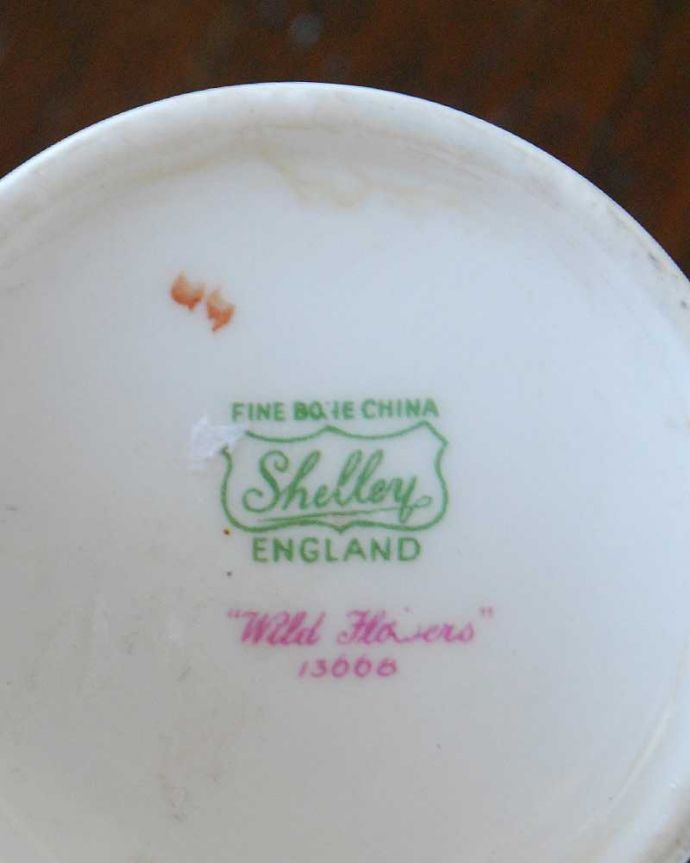 シェ―リー窯　アンティーク雑貨　爽やかなお茶の時間を楽しむアンティーク食器、シェリー窯のカップ＆ソーサー（Wild Flowerデミタスセット）。裏側には品質の証1945～1966年製造のシェリーのバックスタンプがあります。(k-3003-z)