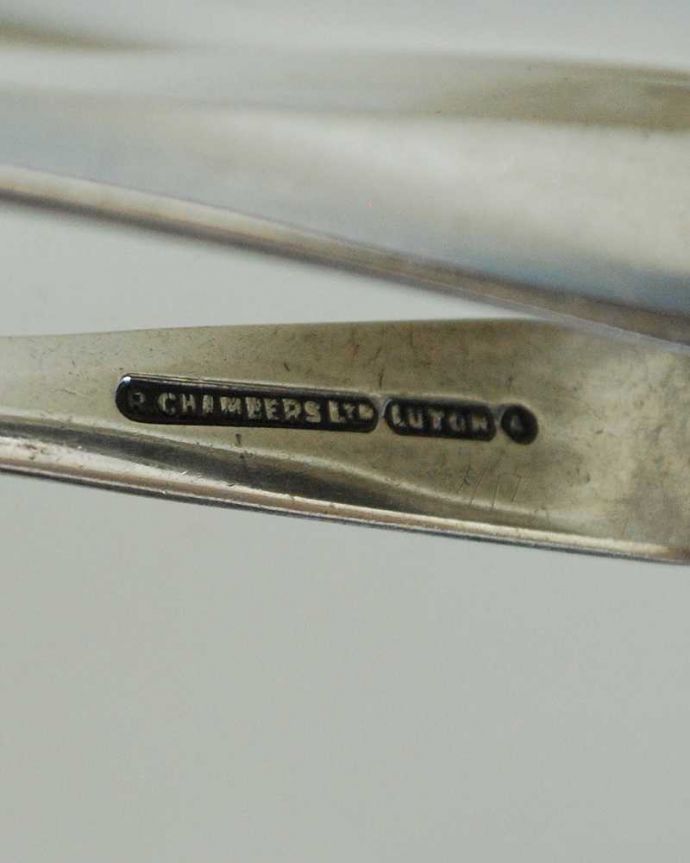 アンティーク シルバー製　アンティーク雑貨　英国輸入の美しい銀アイテム、アンティークシルバープレートのシュガートング。裏側には品質の証刻印が彫ってあります。(k-3008-z)