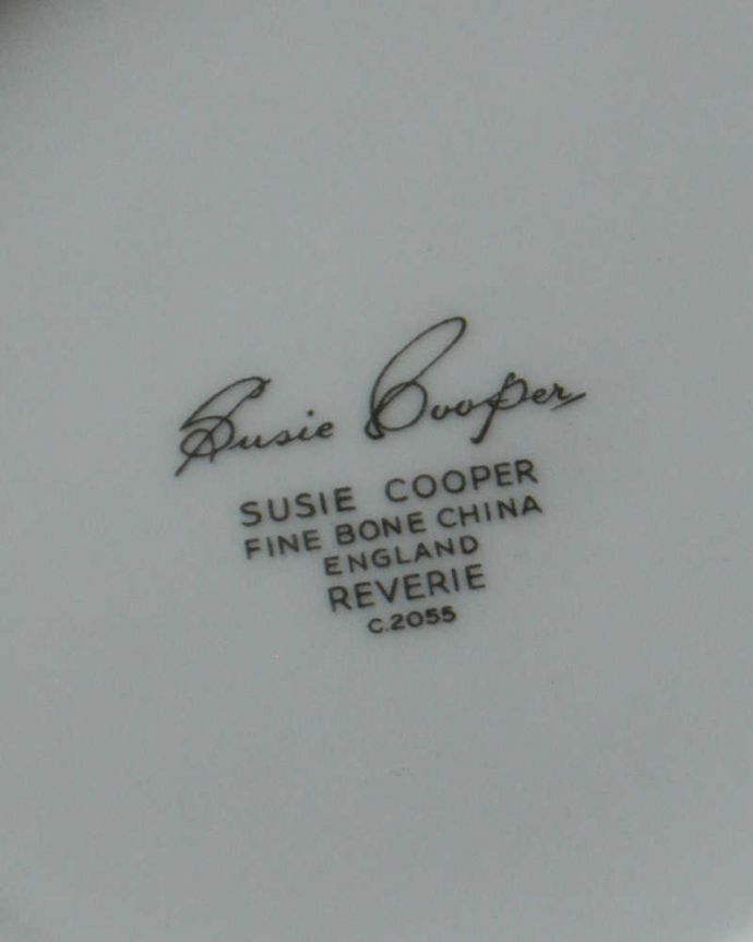 スージークーパー　アンティーク雑貨　パンジーがデザインされたスージークーパーのアンティークスーププレート（大）。裏側には品質の証製造メーカー保証の意味がこもった窯印、ポーセリンマークがあります。(k-3017-z)