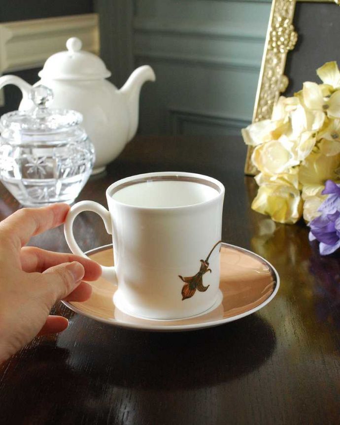 スージークーパー　アンティーク雑貨　パンジーがデザインされたスージークーパーのアンティークカップ＆ソーサー（レヴェリ）。お茶の時間をもっと優雅に･･･眺めているだけじゃもったいないので、実用的に使って下さい。(k-3023-z)