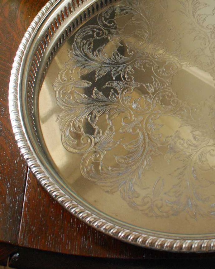 アンティーク シルバー製　アンティーク雑貨　華やかな装飾で食卓を彩ってくれるアンティークシルバーのサルヴァ。オトナの輝きを放つアンティークのサルヴァ全体に美しいエングレーヴィング（彫金）が施されているアンティークのサルヴァ。(k-3024-z)