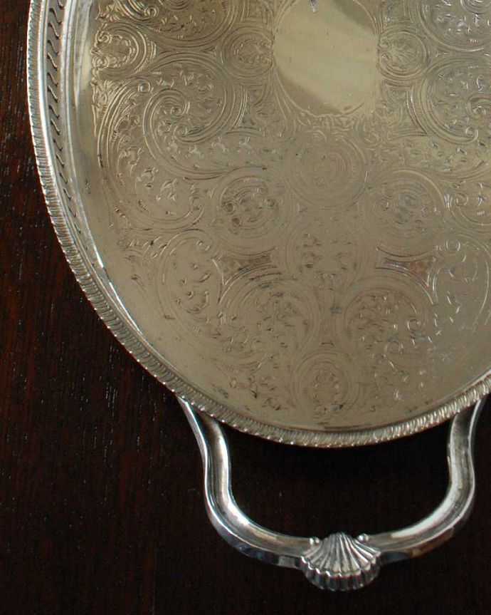 アンティーク シルバー製　アンティーク雑貨　英国の銀雑貨、アンティークシルバーのオーバルギャラリートレー（持ち手付き）。オトナの輝きを放つアンティークのサルヴァ全体に美しいエングレーヴィング（彫金）が施されているアンティークのサルヴァ。(k-3026-z)