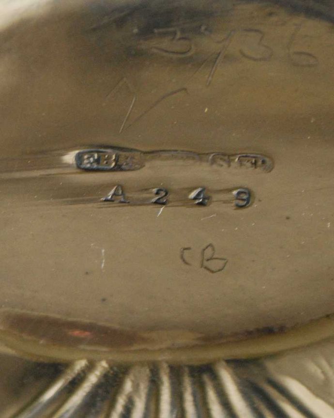 アンティーク シルバー製　アンティーク雑貨　英国の銀アイテム、透かし彫りが豪華なアンティーク シルバープレートのバスケット。裏側には品質の証刻印が彫ってあります。(k-3028-z)