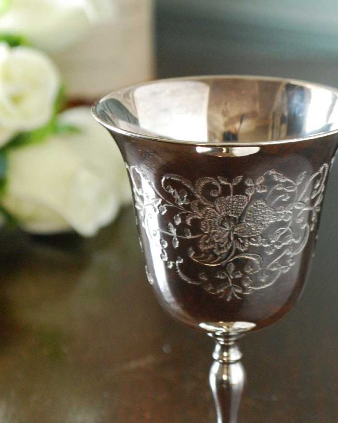 アンティーク シルバー製　アンティーク雑貨　アンティークの銀食器、装飾が美しいアンティークシルバーのワインカップ（テーブルグラス）。食卓を華やかにしてくれるテーブルグラス何を入れても美しく使えるアンティークのテーブルグラス。(k-3036-z)