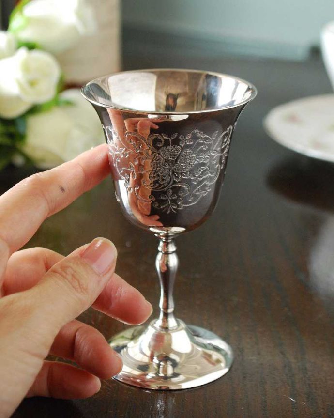 アンティーク シルバー製　アンティーク雑貨　アンティークの銀食器、装飾が美しいアンティークシルバーのワインカップ（テーブルグラス）。自宅でも特別な食事の時間が楽しめます。(k-3036-z)