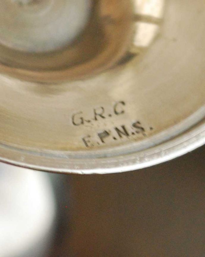 アンティーク シルバー製　アンティーク雑貨　アンティークの銀食器、装飾が美しいアンティークシルバーのワインカップ（テーブルグラス）。裏側には品質の証刻印が彫ってあります。(k-3036-z)
