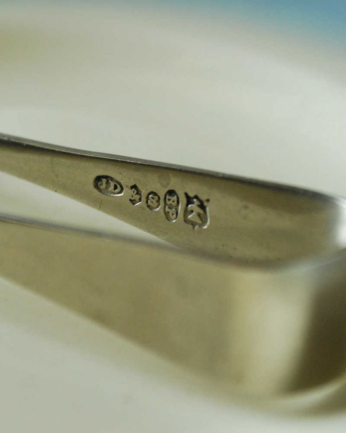 アンティーク シルバー製　アンティーク雑貨　英国輸入の銀アイテム、アンティークシルバーのシュガートング。裏側には品質の証刻印が彫ってあります。(k-3039-z)
