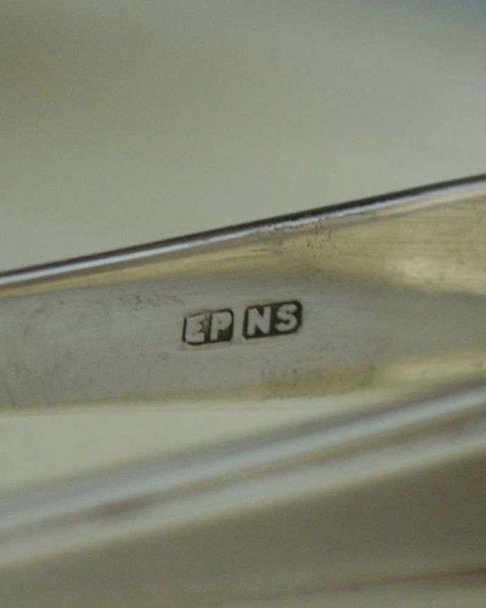アンティーク シルバー製　アンティーク雑貨　英国輸入の銀アイテム、ティータイムが優雅になるアンティークシルバープレートのシュガートング。裏側には品質の証刻印が入っていました。(k-3041-z)