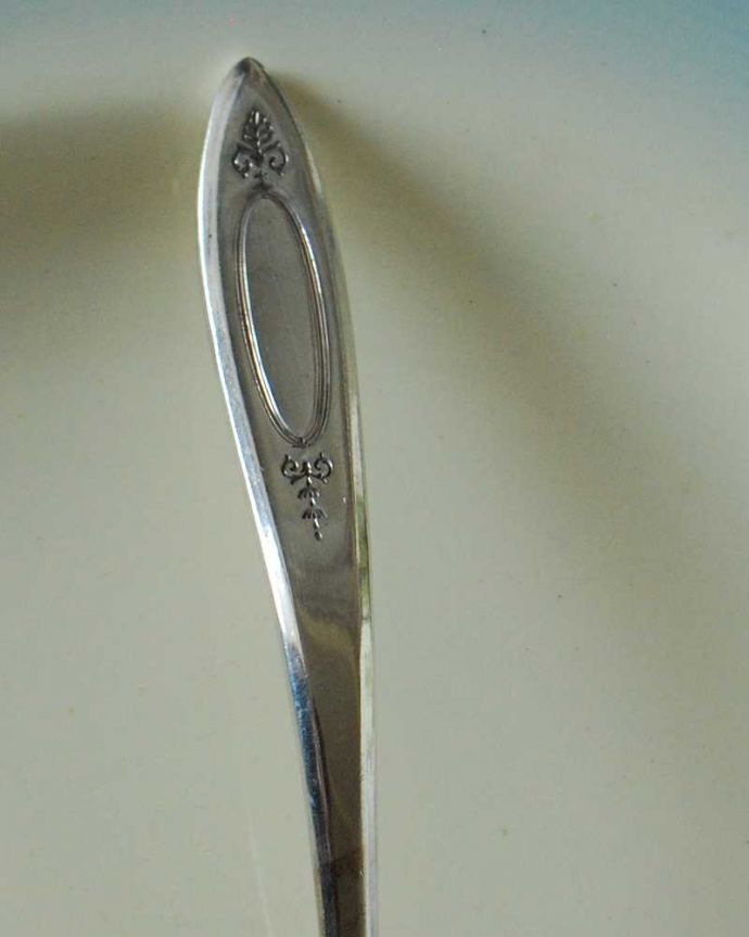 アンティーク シルバー製　アンティーク雑貨　アンティークシルバープレートのスプーン、英国で見つけた銀の優雅なスープレードル(お玉)。実際に使える美しいシルバーのカトラリー装飾の美しさがアンティークシルバーの最大の魅力。(k-3043-z)