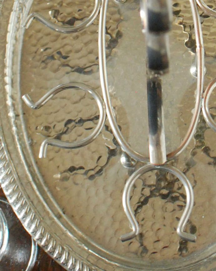 アンティーク シルバー製　アンティーク雑貨　英国で出会ったアンティークシルバープレートのグラスセットトレイ（持ち手付き）。食卓を華やかにしてくれるテーブルグラス何を入れても美しく使えるアンティークのテーブルグラス。(k-3045-z)