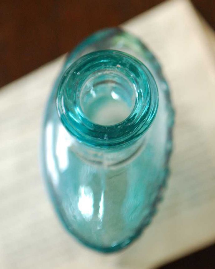 アンティーク ガラスボトル　アンティーク雑貨　イギリスで見つけたラベル付きのアンティークガラスボトル（HAIR WASH）。上から見ると･･･アンティークなので多少のキズ・汚れがある場合があります。(k-3048-z)