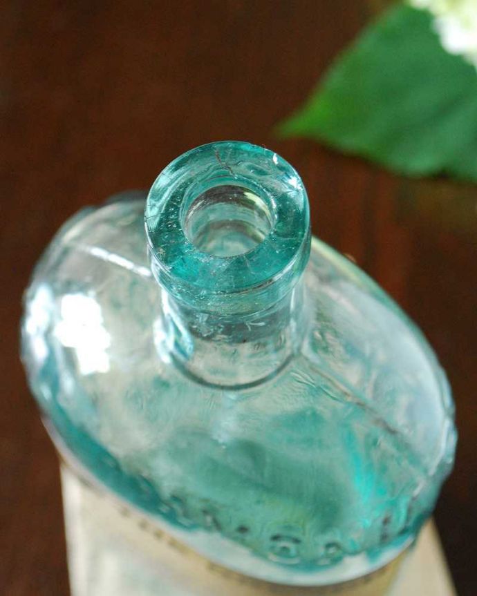 アンティーク ガラスボトル　アンティーク雑貨　アンティークのラベル付きガラスボトル（THE DRENCH ）。上から見ると･･･アンティークなので多少のキズ・汚れがある場合があります。(k-3049-z)