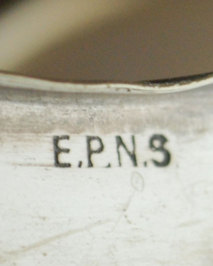 アンティーク シルバー製　アンティーク雑貨　上品な輝きを放つアンティークシルバーのソースポット。裏側には品質の証刻印が彫ってあります。(k-3052-z)
