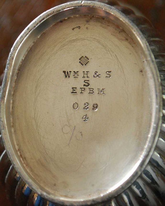 アンティーク シルバー製　アンティーク雑貨　英国アンティークのシルバープレートの雑貨、ミルクピッチャー。裏側には品質の証刻印が彫ってあります。(k-3056-z)