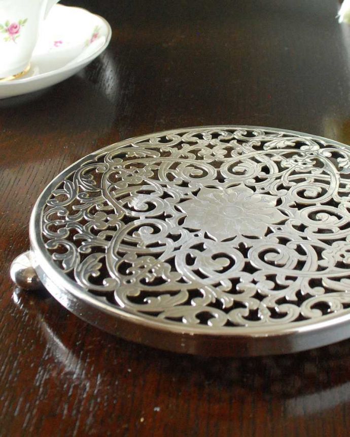 英国の銀雑貨、装飾が美しいアンティークシルバーのトリベット（鍋敷き