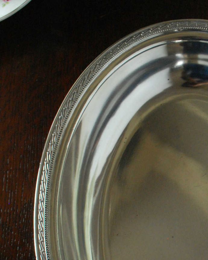 アンティーク シルバー製　アンティーク雑貨　英国の銀アイテム、上品な輝きを放つアンティークシルバーのボウル（トレイ）。テーブルがパッと華やかに貴重だったシルバーで作られたテーブルウェア。(k-3062-z)