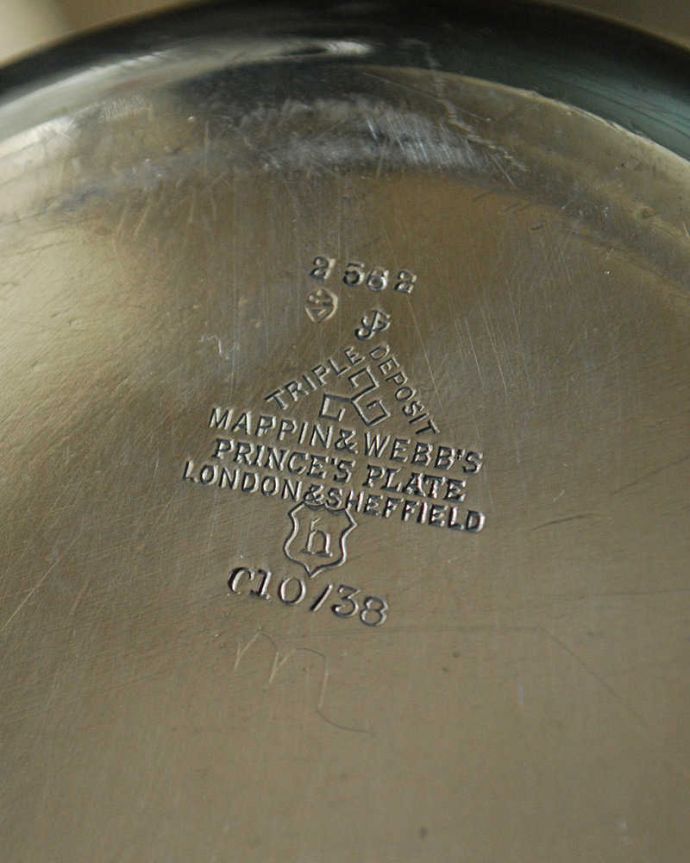アンティーク シルバー製　アンティーク雑貨　英国の銀アイテム、上品な輝きを放つアンティークシルバーのボウル（トレイ）。裏側には品質の証刻印が彫ってあります。(k-3062-z)