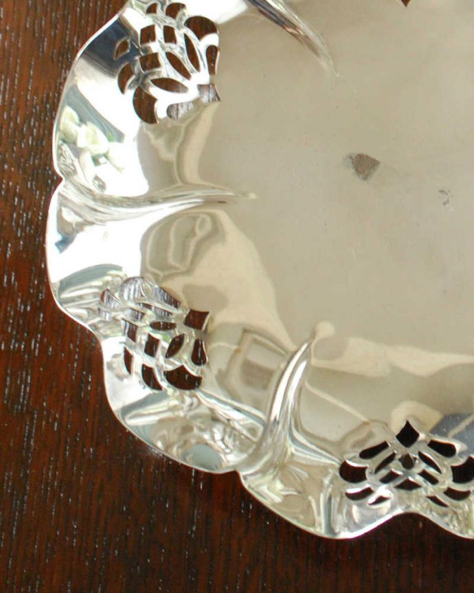 アンティーク シルバー製　アンティーク雑貨　上品な輝きを放つアンティークシルバーのボウル（トレイ）。テーブルがパッと華やかに貴重だったシルバーで作られたテーブルウェア。(k-3064-z)