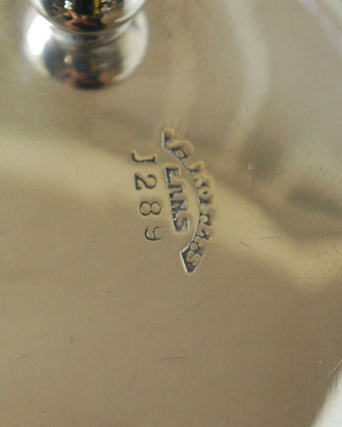 アンティーク シルバー製　アンティーク雑貨　上品な輝きを放つアンティークシルバーのボウル（トレイ）。裏側には品質の証刻印が彫ってあります。(k-3064-z)