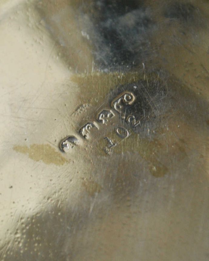 アンティーク シルバー製　アンティーク雑貨　英国の銀アイテム、装飾が豪華なアンティークシルバープレートのトレイ。裏側には品質の証刻印が彫ってあります。(k-3065-z)