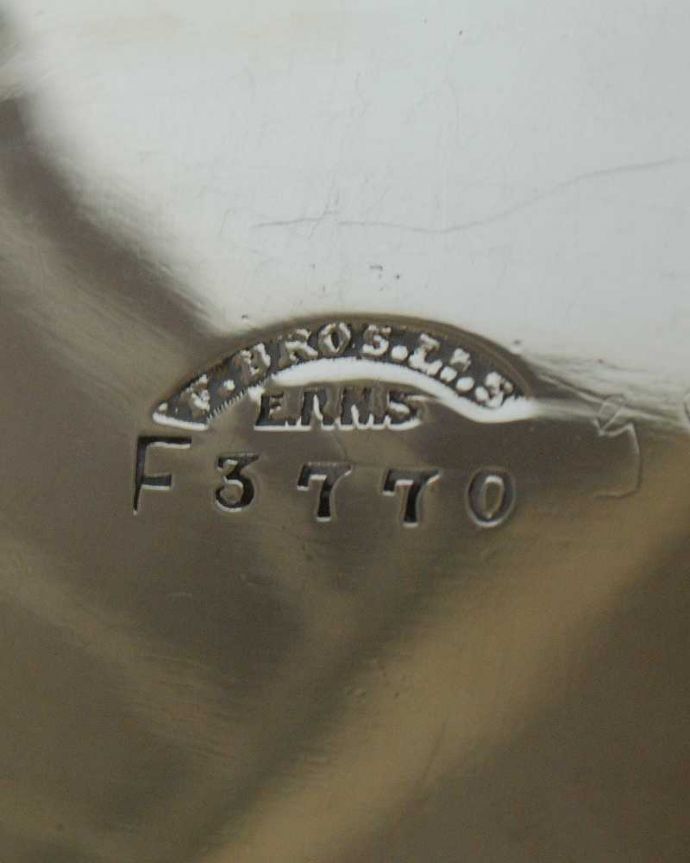 アンティーク シルバー製　アンティーク雑貨　英国アンティークシルバープレート、持ち手付きの上品なシュガーボウル。裏側には品質の証EPNSマークが付いていました。(k-3067-z)