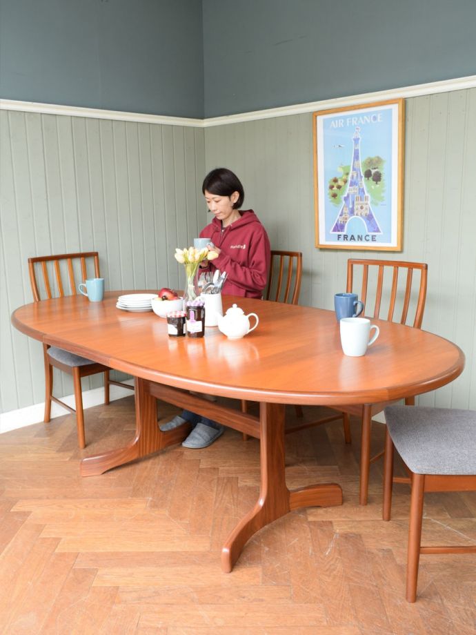 G-プランのおしゃれなダイニングテーブル、北欧スタイルの伸長式のビンテージテーブル