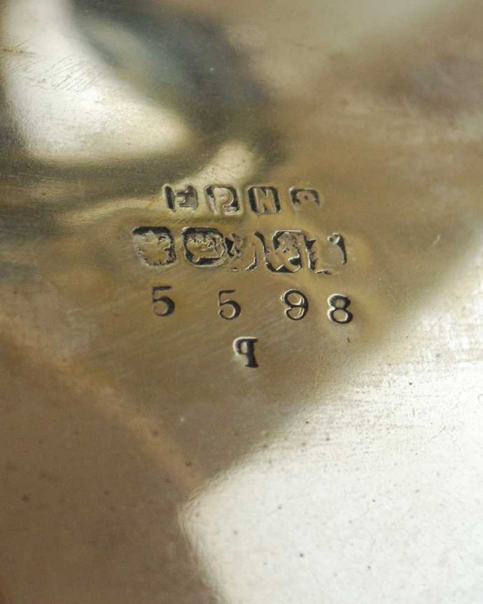 アンティーク シルバー製　アンティーク雑貨　ディスプレイがワンランクアップする英国の銀食器、アンティークシルバーのコンポート。裏側には品質の証EPNSマークが付いていました。(k-3071-z)