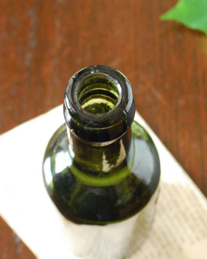 アンティーク ガラスボトル　アンティーク雑貨　ディスプレイのアクセントにおススメ、グリーンのアンティークガラスボトル。上から見ると･･･アンティークなので多少のキズ・汚れがある場合があります。(k-3076-z)