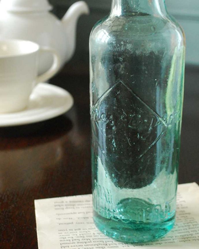 アンティーク ガラスボトル　アンティーク雑貨　フタ付きのアンティークガラスボトル（MANCHESTER）。ほっこりした気分になるアンティークのガラス瓶今の時代、プラスチックやペットボトルが当たり前だけれど、当時はこんなに可愛いビンの中に入れられていたんだな･･･って。(k-3077-z)