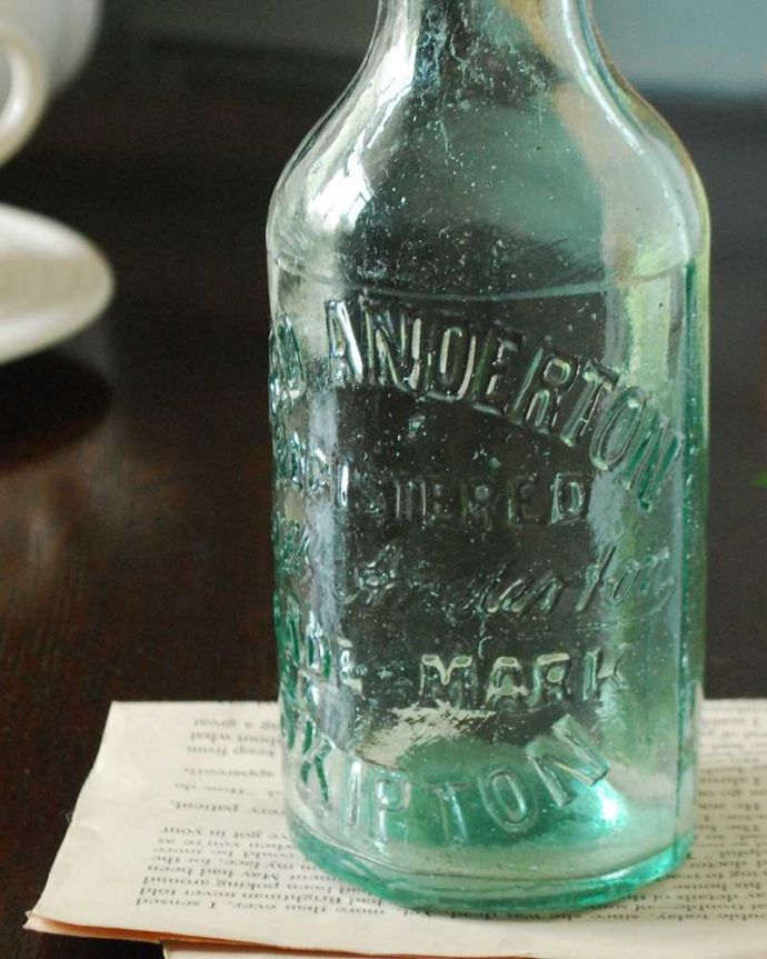 アンティーク ガラスボトル　アンティーク雑貨　イギリスで見つけたフタ付きのアンティークガラスボトル（Skipton）。ほっこりした気分になるアンティークのガラス瓶今の時代、プラスチックやペットボトルが当たり前だけれど、当時はこんなに可愛いビンの中に入れられていたんだな･･･って。(k-3078-z)