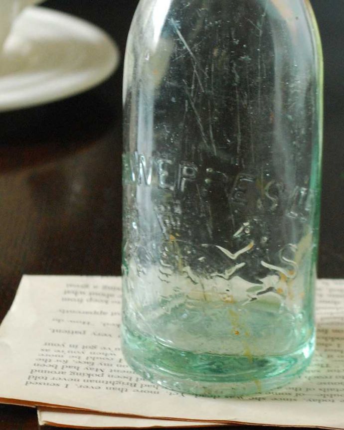 アンティーク ガラスボトル　アンティーク雑貨　イギリスで見つけたエンボス入りのアンティークガラスボトル。ほっこりした気分になるアンティークのガラス瓶今の時代、プラスチックやペットボトルが当たり前だけれど、当時はこんなに可愛いビンの中に入れられていたんだな･･･って。(k-3079-z)