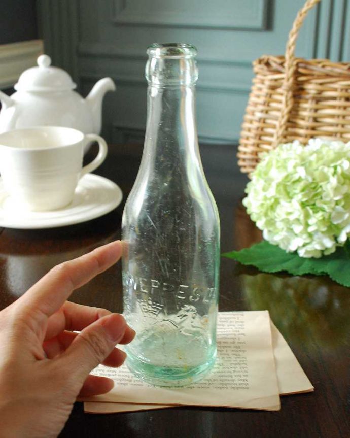 アンティーク ガラスボトル　アンティーク雑貨　イギリスで見つけたエンボス入りのアンティークガラスボトル。後ろ側を見ると･･･なんとなくゆがんでいたり、気泡が入っていたり･･･そこがアンティークらしさです。(k-3079-z)
