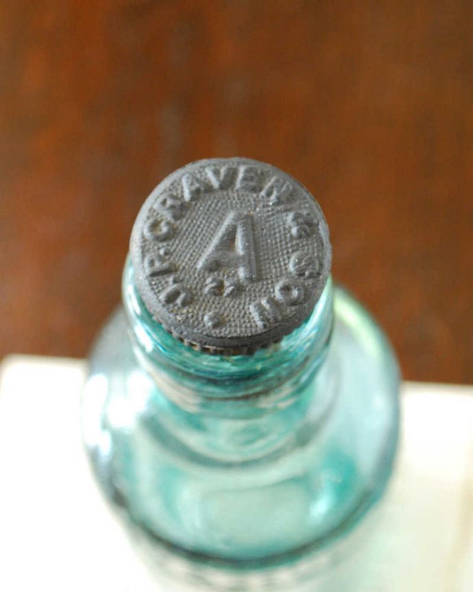 アンティーク ガラスボトル　アンティーク雑貨　フタ付きのアンティークガラスボトル、エンボス入りボトル（J.P.CRAVEN & SON）。上から見ると･･･アンティークなので多少のキズ・汚れがある場合があります。(k-3080-z)