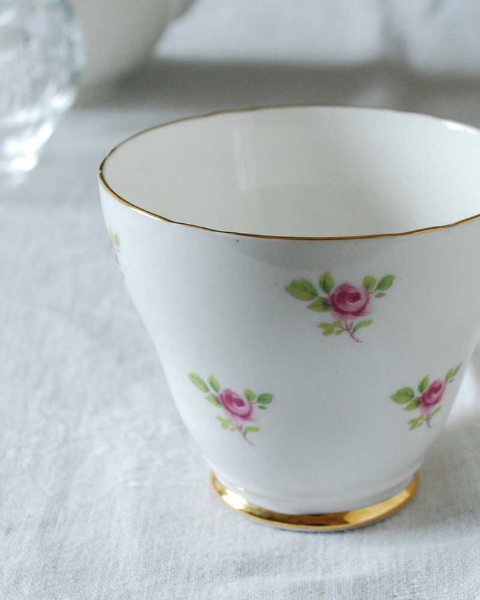 アンティーク 陶磁器の雑貨　アンティーク雑貨　ミニ薔薇が可愛い英国アンティークのカップ（エインズレイ窯）。飾って使って楽しむ小さなアンティークアンティークでしか手に入れることが出来ない美しい模様のカップ＆ソーサー。(k-3082-z)