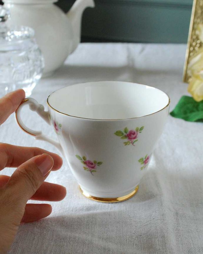 アンティーク 陶磁器の雑貨　アンティーク雑貨　ミニ薔薇が可愛い英国アンティークのカップ（エインズレイ窯）。お茶の時間をもっと優雅に･･･眺めているだけじゃもったいないので、実用的に使って下さい。(k-3082-z)